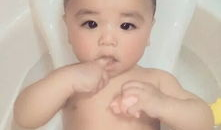 女儿洗澡短视频,可爱指数爆表！